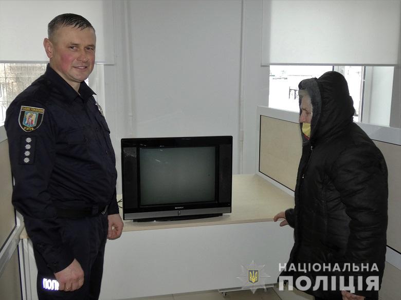В Голосеевском районе Киева местный житель украл из дома скончавшегося соседа телевизор