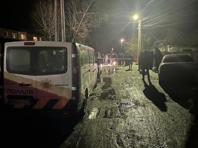 В Киевской области в микроавтобусе обнаружены два трупа с ножевыми ранениями