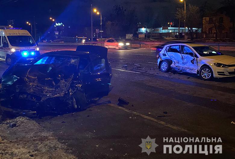 В Киеве на Окружной столкнулись Volkswagen и BMW. Женщина-водитель скончалась в машине скорой помощи