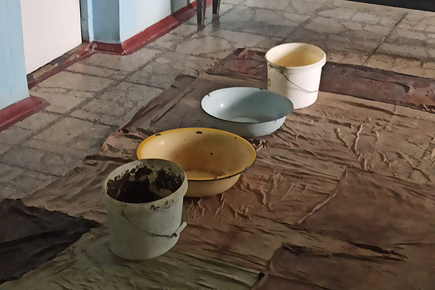 В киевской больнице развалился потолок. Во время осадков воду собирают тазиками