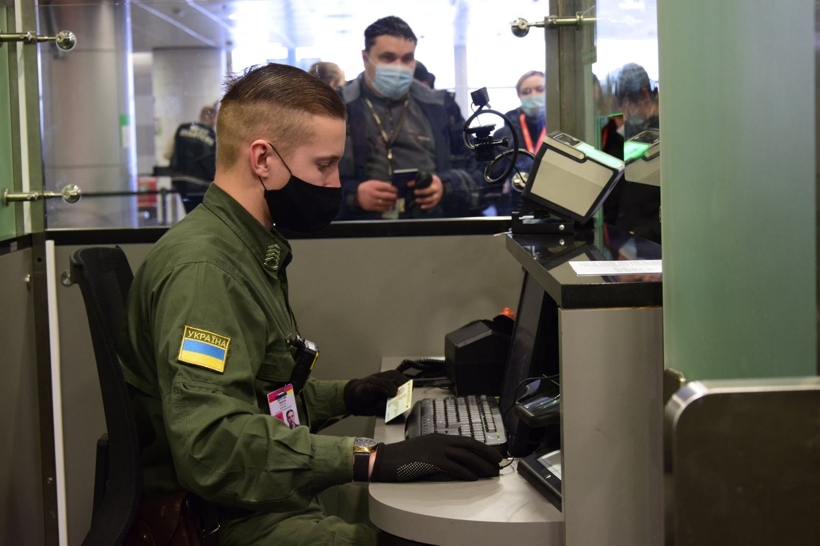 В аэропорту “Борисполь” пограничники задержали гражданина Узбекистана с поддельным паспортом, купленным за 4 тысячи долларов США