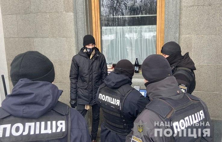 В Киеве приезжий бросил молоток в окно здания Верховной Рады