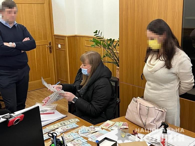 В Киеве директора банка и адвоката задержали при получении взятки