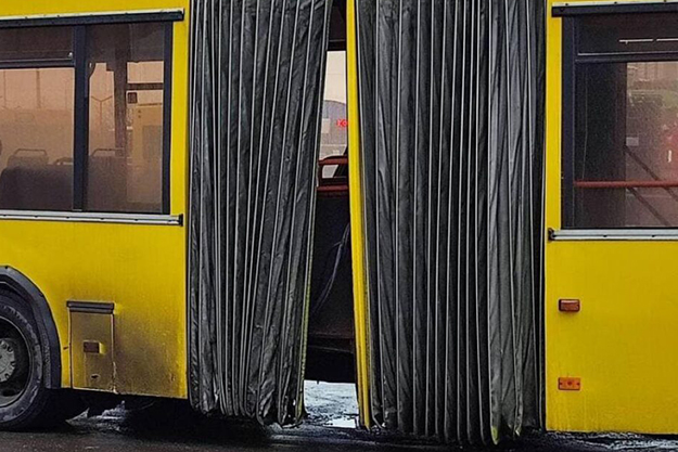 В Киеве около станции метрополитена "Харьковская" автобус развалился на части