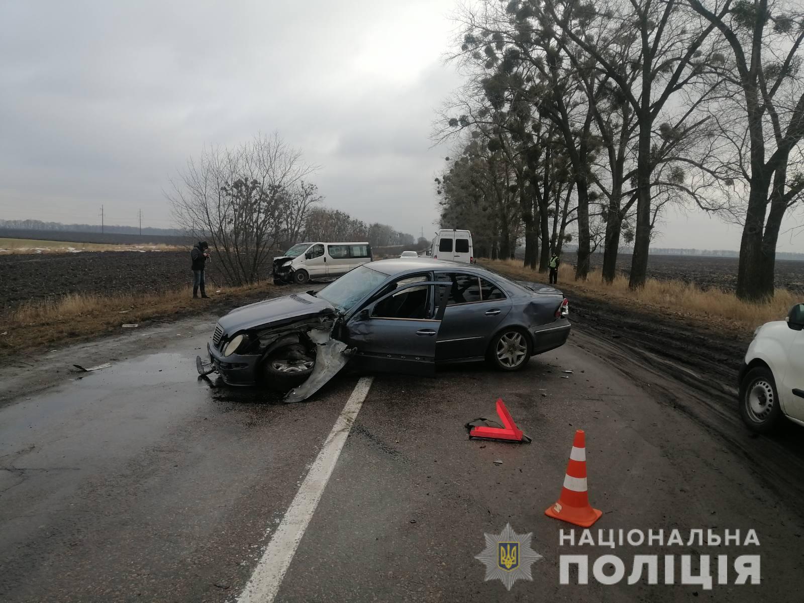 В Киевской области иностранец за рулем Mersedes совершил ДТП. Пострадали два человека (фото)