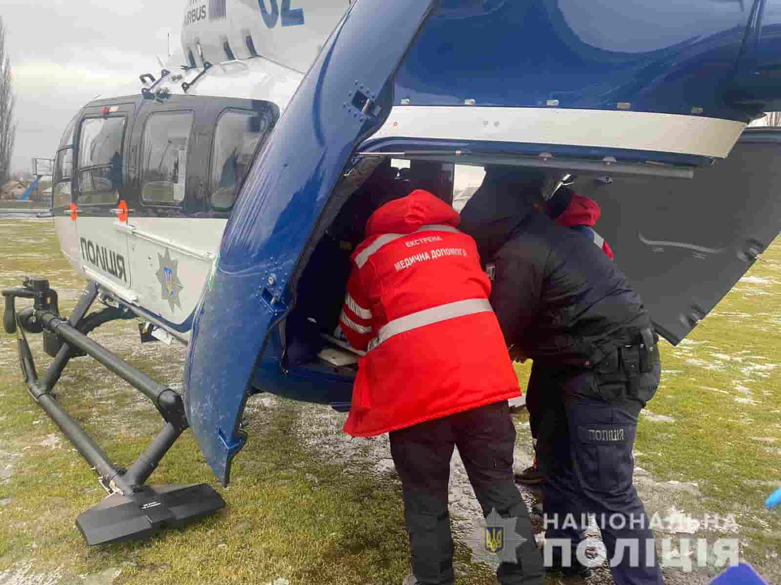 В Киевской области пилоты полицейского вертолета спасли ребенка с менингитом и мужчину с инфарктом
