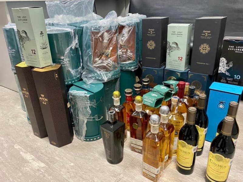 В аэропорту “Борисполь” правоохранители задержали партию элитного алкоголя на сумму около миллиона гривен