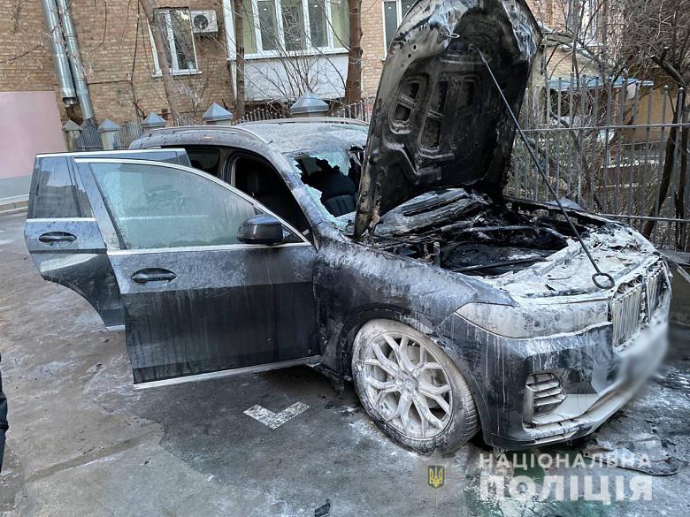 В центре Киева приезжие подростки сожгли легковой автомобиль (видео)