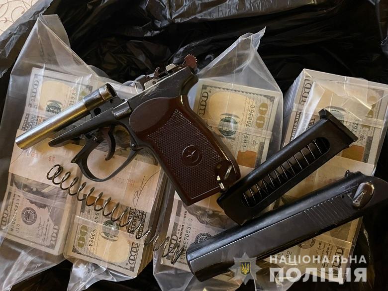 В Киеве полицейские изъяли у контрабандистов около десяти тонн контрафактного спиртного и более 500 тысяч пачек сигарет