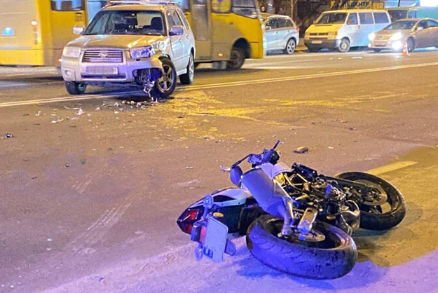 В Киеве пилот мотоцикла доставлен в больницу в тяжелом состоянии после ДТП 
