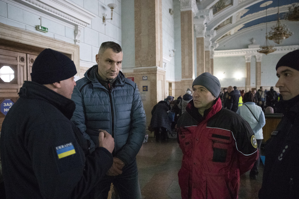 С киевского вокзала за последние три дня поездами в Западную Украину отправили более 10 тысяч эвакуированных жителей 