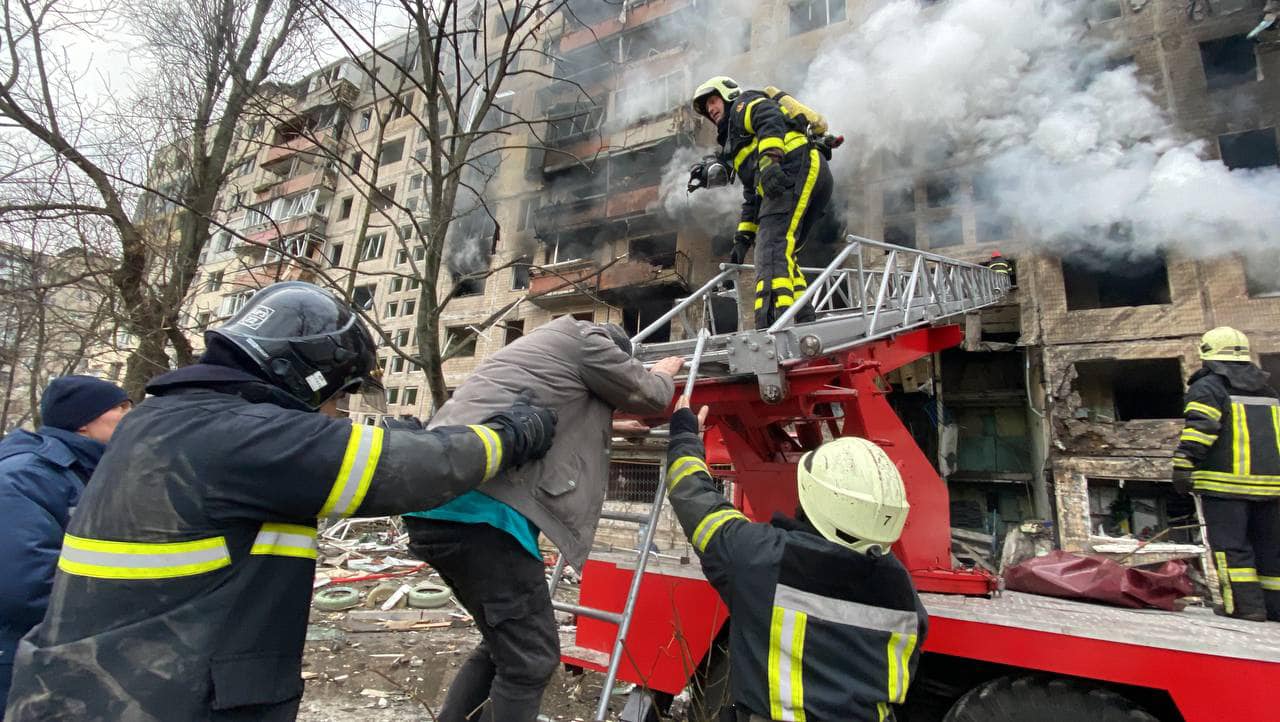 В Оболонском районе Киева в результате обстрелов загорелся девятиэтажный жилой дом
