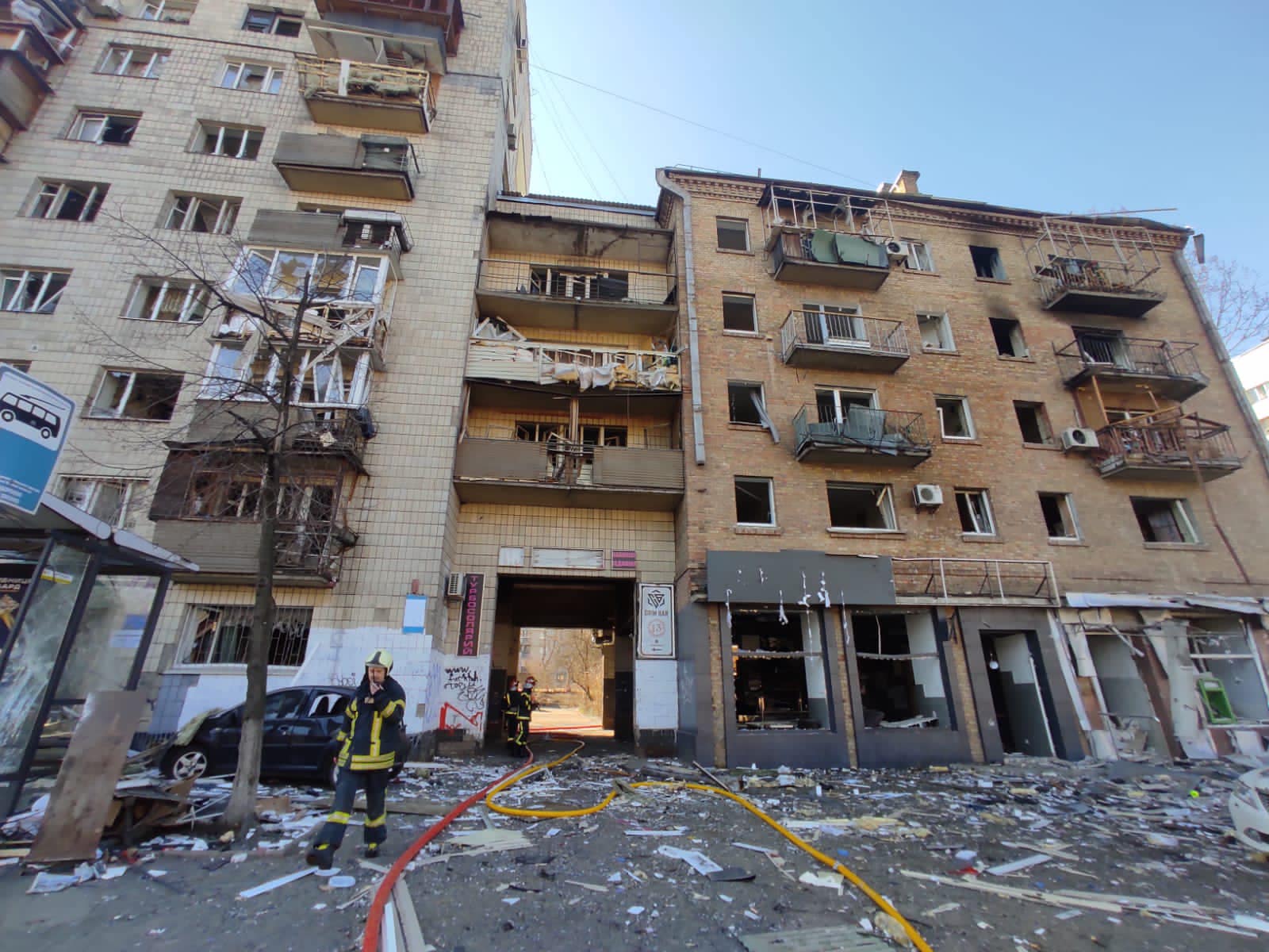 В Подольском районе Киева в результате авиаудара загорелся жилой дом (фото)