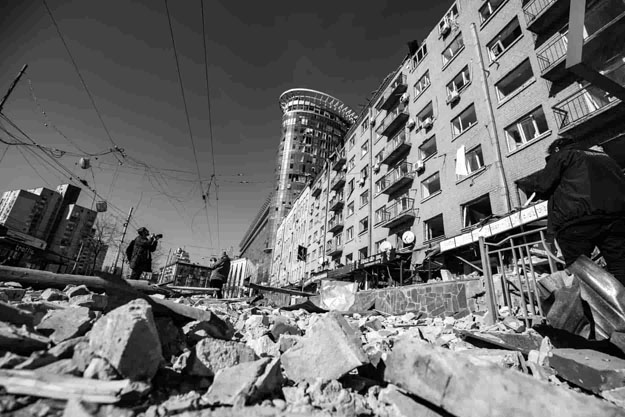 Черно-белый Киев. В сети разместили снимки разбитых зданий столицы (фото)