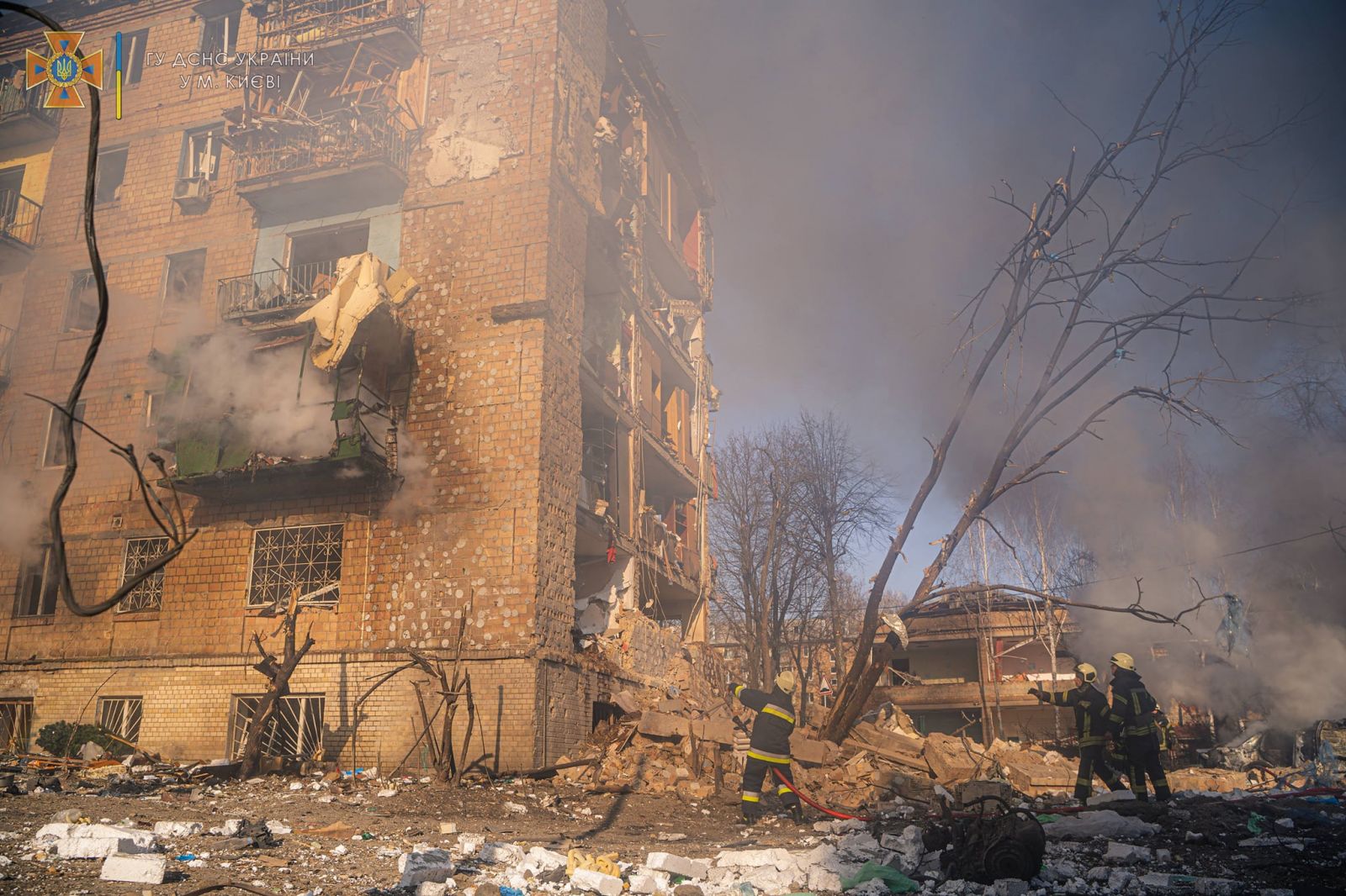 В Подольском районе Киева части сбитой ракеты повредили жилой дом (фото)