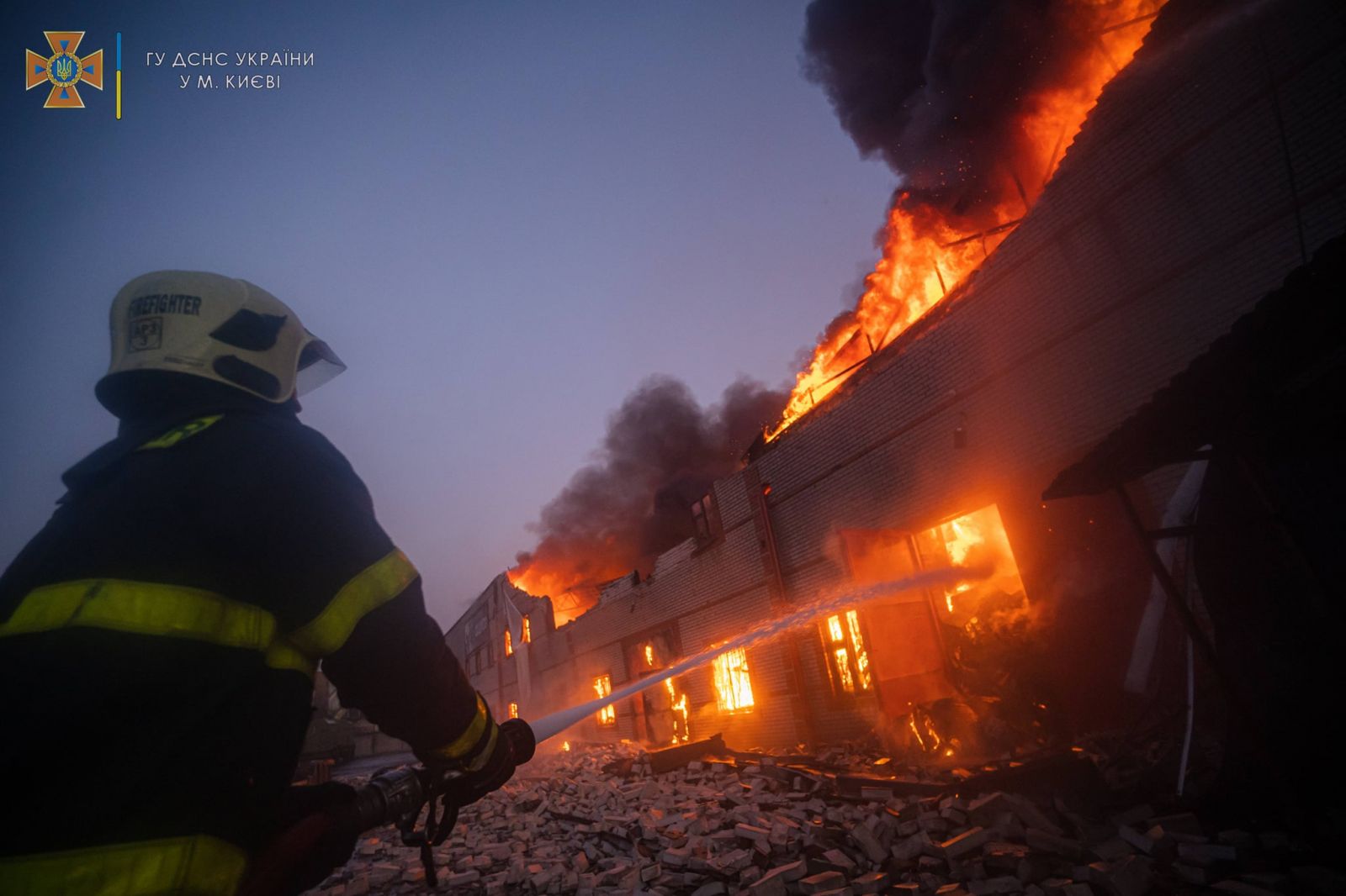 В Святошинском районе Киеве в результате обстрела возникли пожары. Погибли два человека (фото)