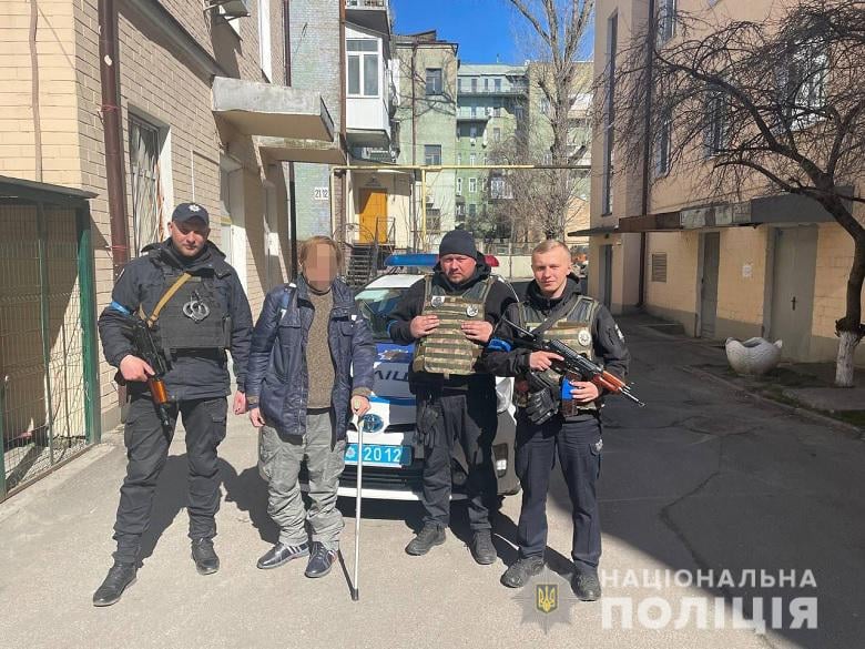 В Соломенском районе Киева полицейские помогли мужчине добраться в больницу