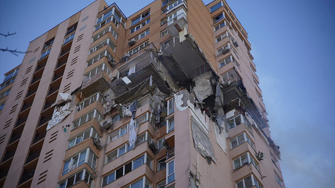 В Киеве от обстрелов пострадали десятки жилых домов, школы и детские сады