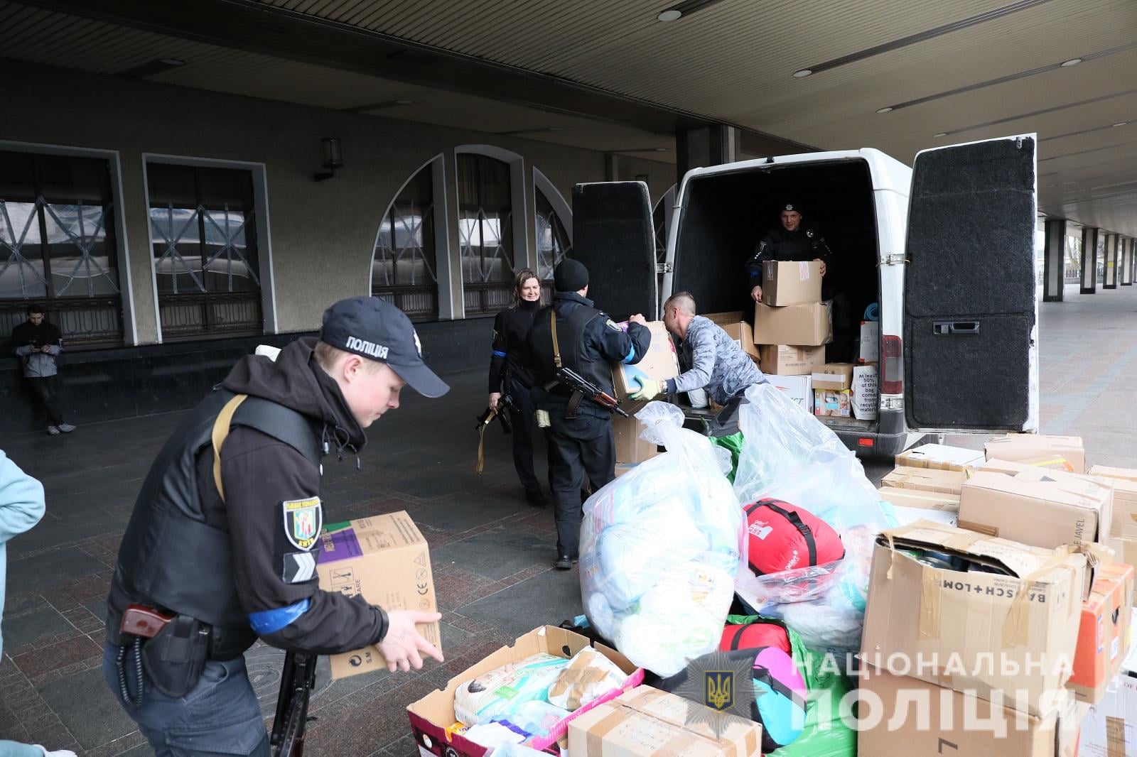 Киевские полицейские доставили гуманитарку в соседнюю область (фото)