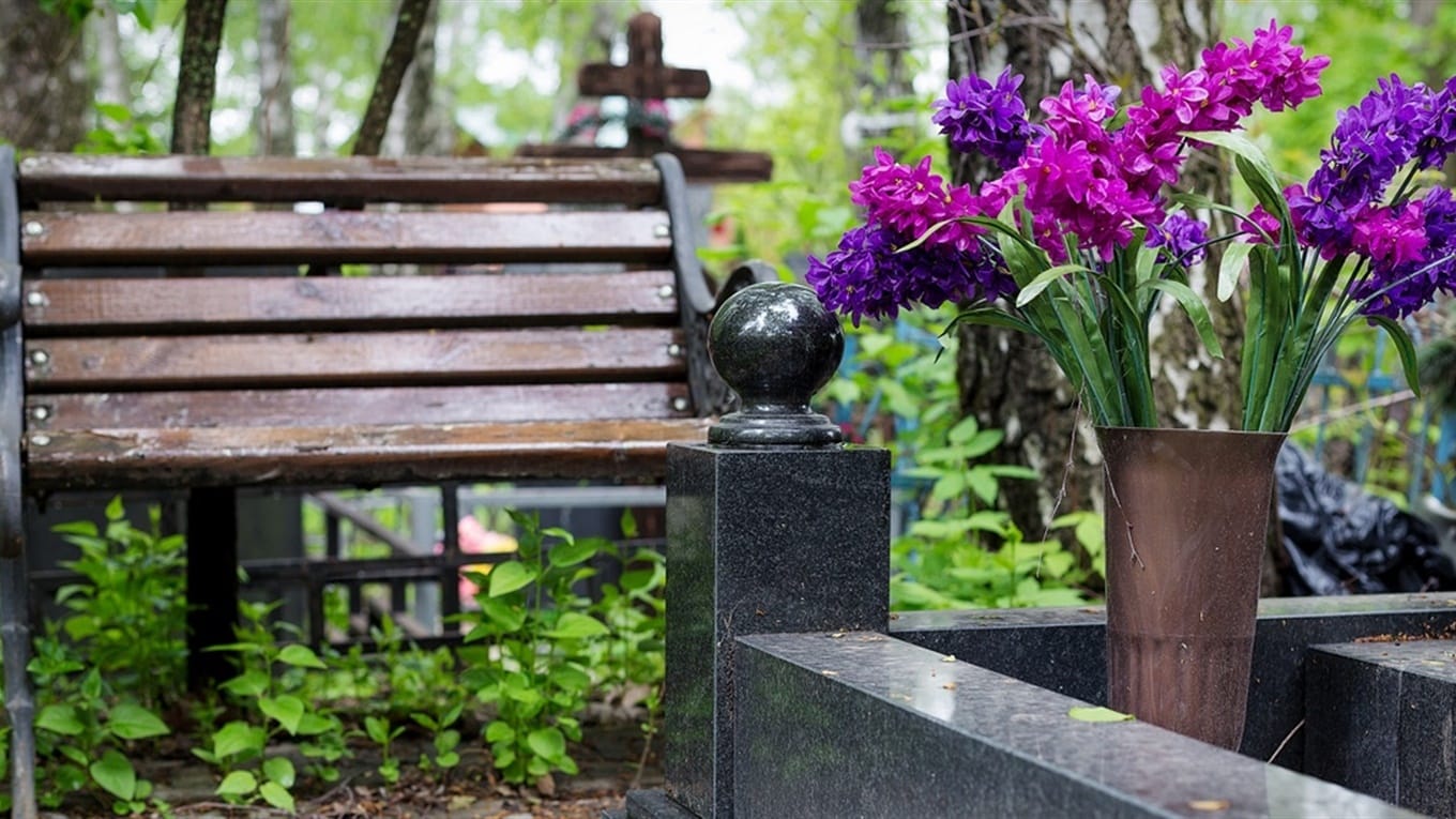 Киевлян просят не посещать кладбища на период действия военного положения