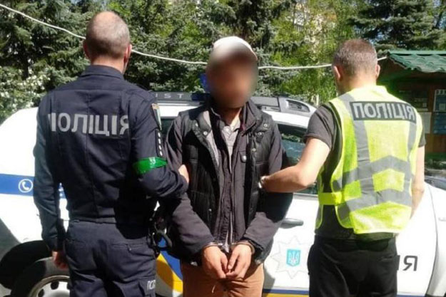 В Киеве грабитель отобрал на улице телефон у подростка