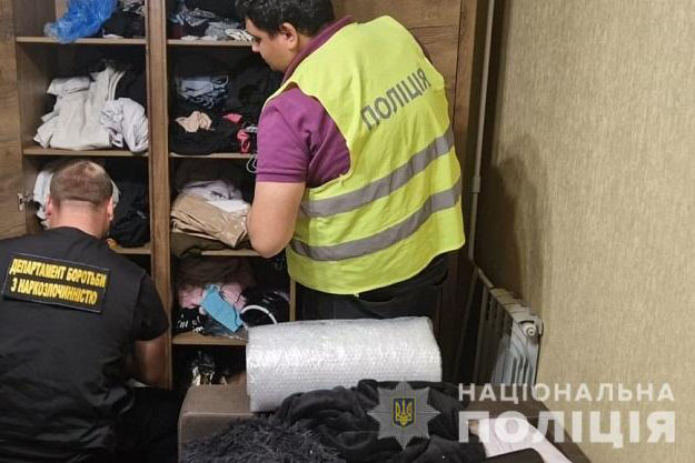 В Киеве у наркоторговец лишился запрещенного товара на сумму около полутора миллионов гривен (видео)