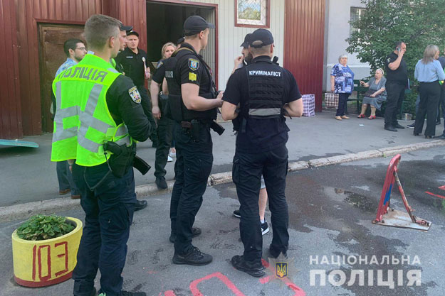 В Киеве совершено убийство. Ребенок и двое взрослых получили ранения
