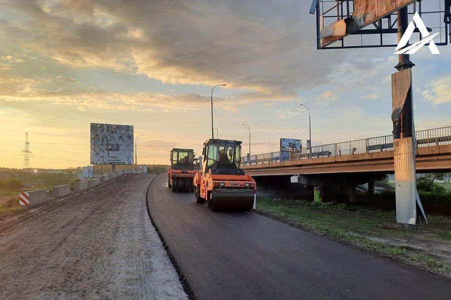 В Киевской области в районе моста через реку Ирпень заасфальтировали объездную дорогу (фото)