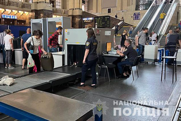 В Киеве на железнодорожном вокзале начали досматривать пассажиров (видео)