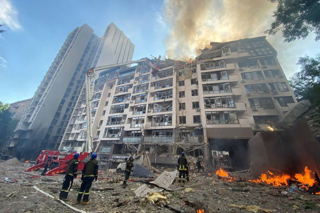 В Киеве из-под завалов жилого дома спасли 7-летнего ребенка (видео)