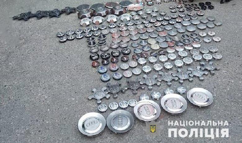 В Киеве осудили двух местных жителей за кражу колпаков с авто