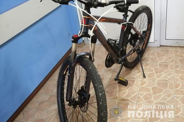 В Киеве местный житель избил прохожего и отобрал у него велосипед