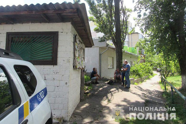 В Киеве на Лесном массиве двое злоумышленников ограбили местного жителя (видео)