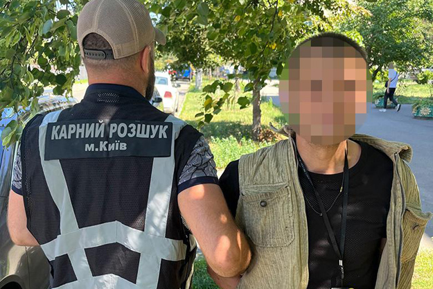 В Дарницком районе Киеве вор-неудачник выхватил у пассажира трамвая телефон, пытался скрыться, но оказался в руках полицейских