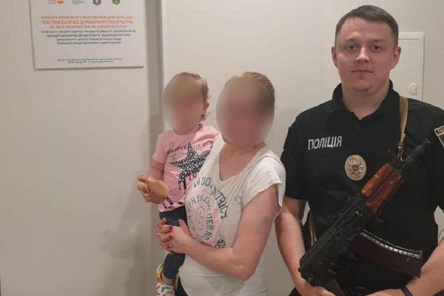 В Оболонском районе Киева местный житель издевался над женой и ребенком