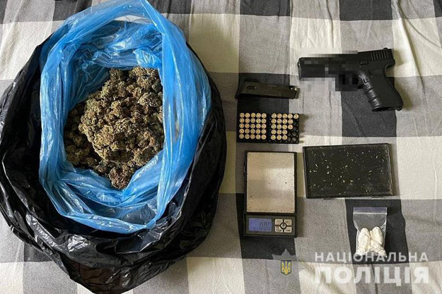 В Києві поліціянти вилучили у місцевого мешканця наркотичних речовин на суму 200 тисяч гривень і пістолет