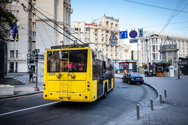 В Киеве наземный общественный транспорт должен останавливаться на время воздушной тревоги – решение Совета обороны