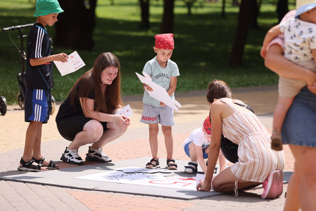 В Киеве в парке "Наталка" устроили день психологической разгрузки для детей и взрослых (фото)