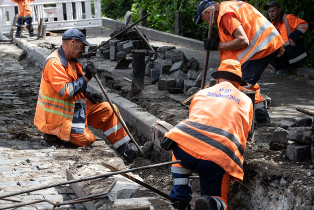 В Киеве на Подольском спуске обновили более 1,5 тысяч квадратных метров гранитной брусчатки