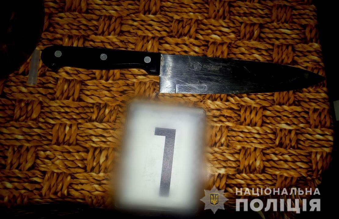 В городе Узин местный житель ударил ножом знакомого и пытался скрыться от полиции.
