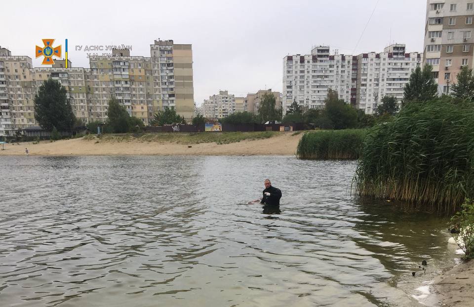 В Дарницком районе Киева на озере погиб человек