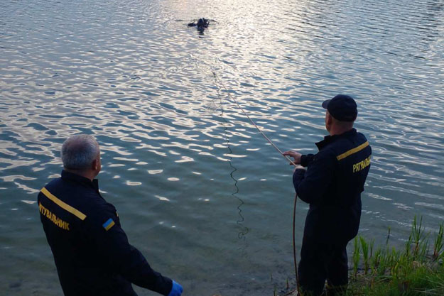 В Днепровском районе Киева водолазы достали из озера тело мужчины
