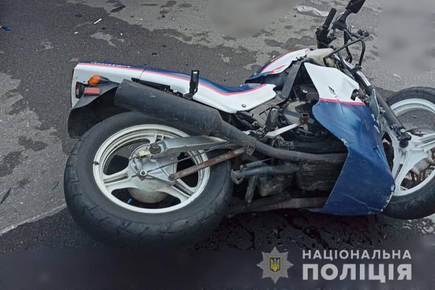 В Киевской области автомобиль Volkswagen столкнулся с мотоциклом Kawasaki. Пилот мотоцикла – в реанимации, несовершеннолетний пассажир получил переломы