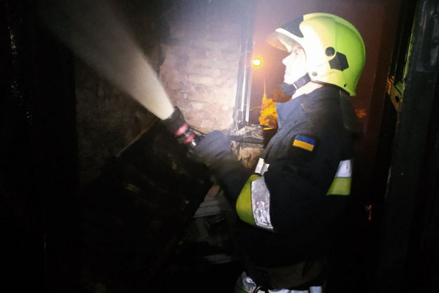 В Дарницком районе Киева бойцы ГСЧС спасли во время пожара трех человек