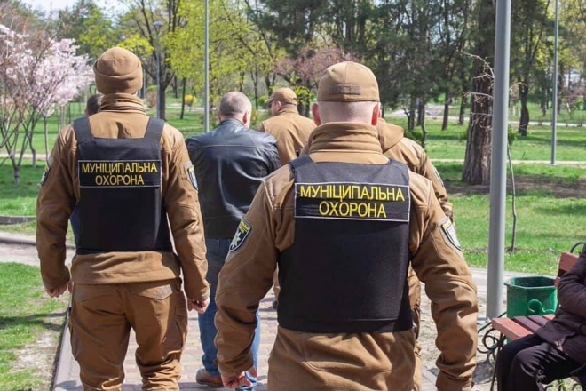 В Киеве возле парка "Прибрежный" работники "Муниципальной охраны" задержали авто с двумя нетрезвыми мужчинами, у которых изъяли пистолет