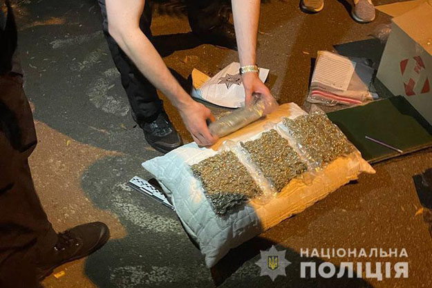 В Києві у наркоділера вилучили більше трьох кілограмів наркотичних речовин
