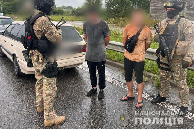 В Киевской области трое мародеров сливали смазку из трансформаторов (видео)