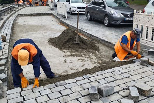 В Киеве на Подольском спуске обновили около 2,4 тысячи квадратных метров брусчаточного покрытия