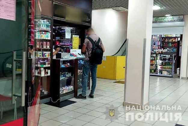 В Белоцерковском районе во время воздушной тревоги мародер обокрал торговый центр. Стоимость украденного товара составила 15 тысяч гривен (видео)