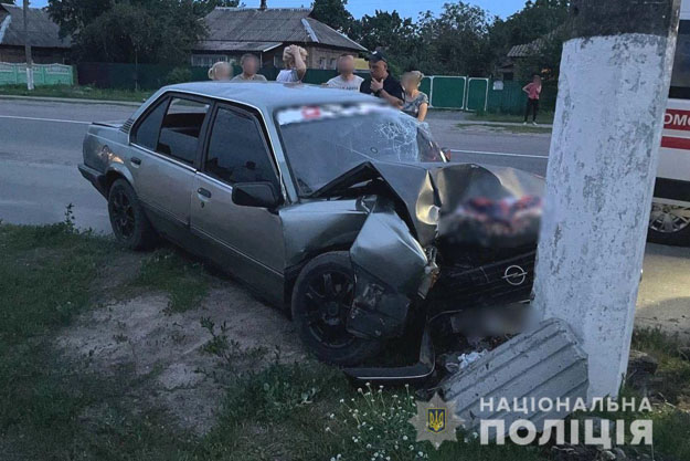 В Вышгородском районе автомобиль врезался в электроопору. Одного пострадавшего доставили в больницу